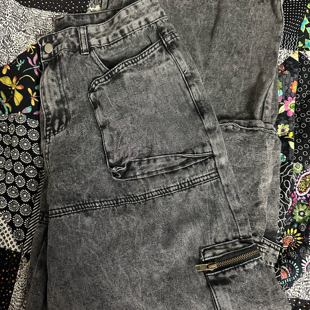 Trendy Gray Acid Wash Jeans with Zipper Accent